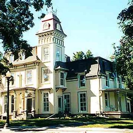 Absolute 1000 Islands Monthly Suites Gananoque Extérieur photo