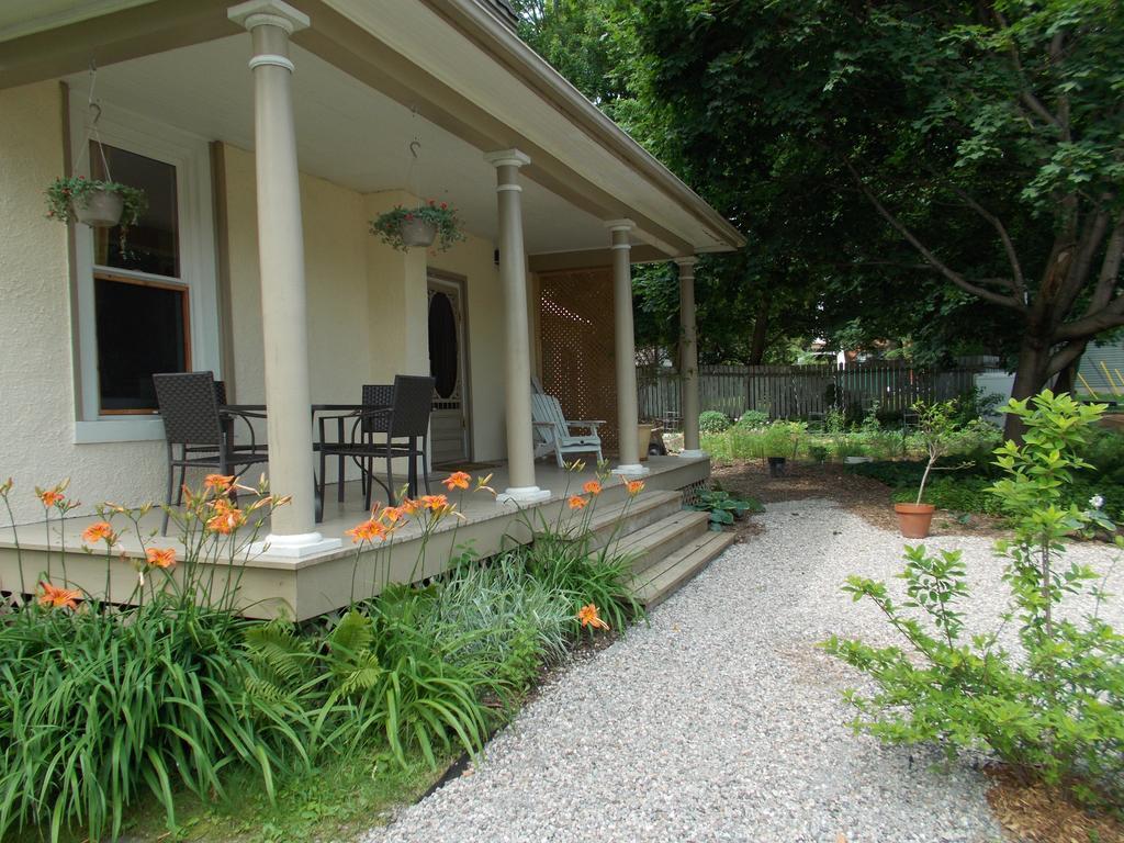 Absolute 1000 Islands Monthly Suites Gananoque Chambre photo
