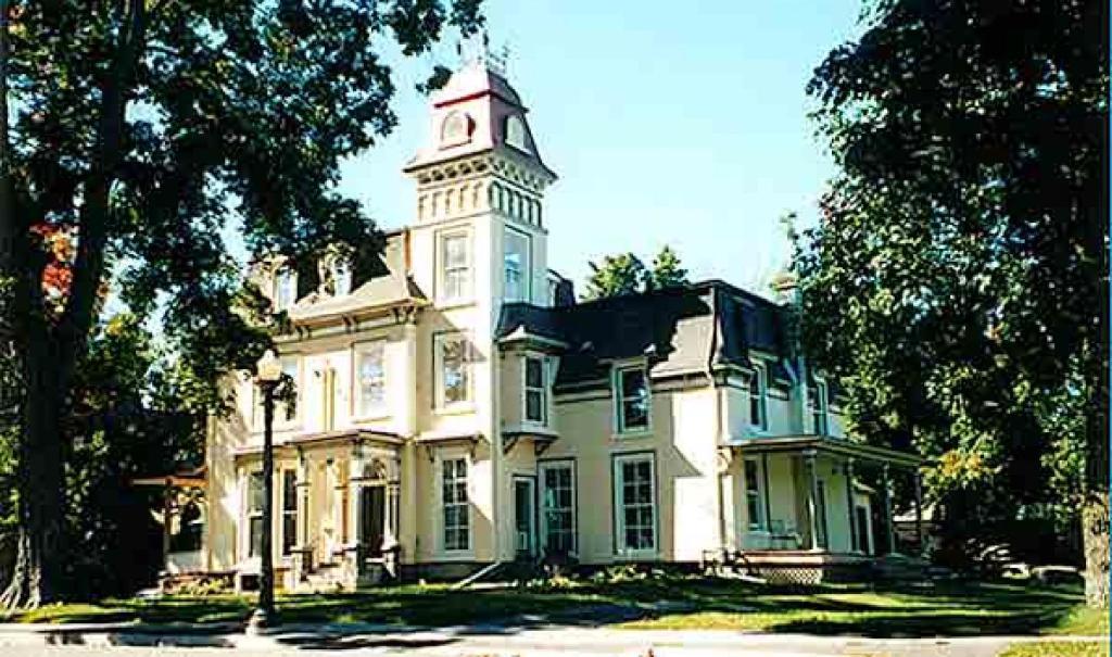 Absolute 1000 Islands Monthly Suites Gananoque Extérieur photo