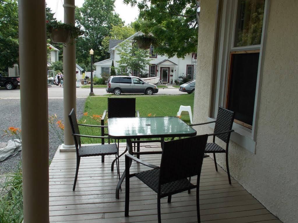 Absolute 1000 Islands Monthly Suites Gananoque Extérieur photo