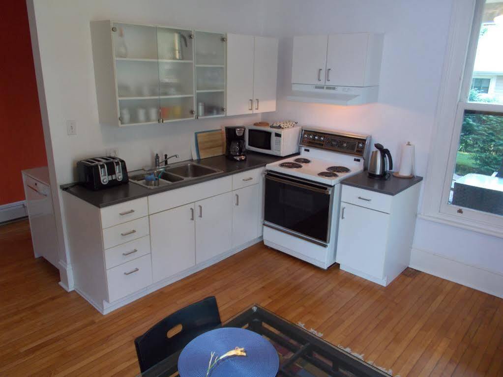 Absolute 1000 Islands Monthly Suites Gananoque Extérieur photo